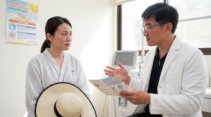 穿戴寬沿遮陽帽加強術後物理防曬 使用防曬口罩落實臉部物理防曬 抗UV黑膠傘提供醫美術後物理防曬 輕拍氧化鋅成份的溫和物理防曬