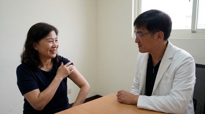 專業醫師評估手臂抽脂手術過程 纖細線條展現手臂抽脂術後完美效果 使用威塑儀器進行精準的手臂抽脂 患者進行手臂抽脂前的脂肪標記